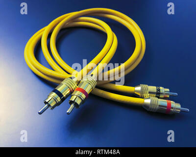 Stereo Audio Verlängerung gelbe Kabel auf blauem Hintergrund isoliert Stockfoto