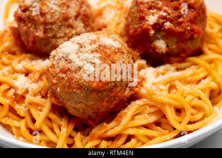 Spagetthy und Fleischklößchen mit Tomatensauce und geriebenem Käse Stockfoto