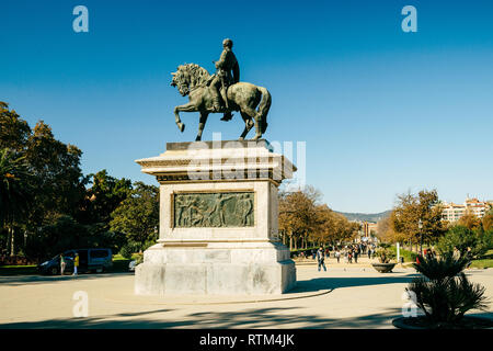 BARCELONA, SPANIEN - 12 Nov, 2017: equestre Estatua del General Prim statue Denkmal im Parc de la Ciutadella mit Masse von Touristen im Hintergrund an einem warmen Sommertag Stockfoto