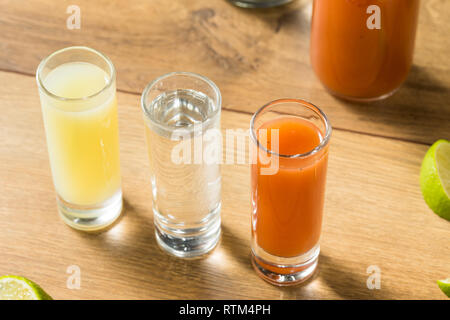 Alkoholische Sangrita mexikanische Flagge Cocktail mit Kalk, Tequila und Tomaten Stockfoto