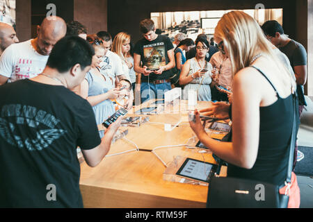 PARIS, Frankreich, 20.September 2014: Apple Store Interieur mit Masse der Frauen und Männer, die versuchen, das neueste iPhone Smartphone Daten während der Tag der Markteinführung Stockfoto