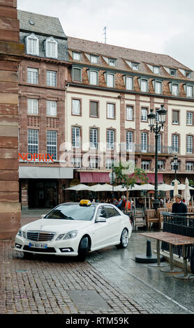 Straßburg, Frankreich - 21.September 2014: Weiße Mercedes-Benz E-Klasse Taxi an einem regnerischen Tag im Zentrum von Straßburg, Place Kleber neben Cafe Stockfoto