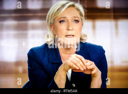 PARIS, Frankreich - 3. Mai 2017: Marine Le Pen-Kandidaten in die französischen Präsidentschaftswahlen im France 2 Fernsehduell mit Emmanuel Längestrich Stockfoto