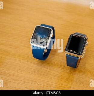 PARIS, Frankreich, 22.September 2017: Neue Apple Watch Serie 3 geht auf Verkauf im Apple Store mit Gold und Keramik watch exklusive Modell Stockfoto