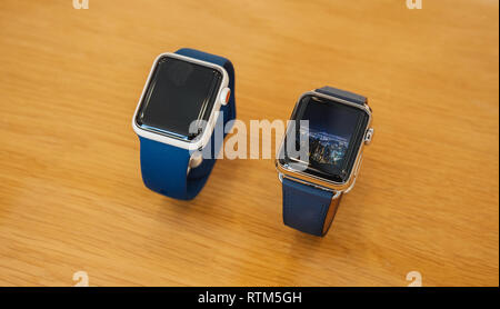 PARIS, Frankreich, 22.September 2017: Neue Apple Watch Serie 3 geht auf Verkauf im Apple Store mit Gold und Keramik watch exklusive Modell Stockfoto