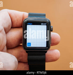 PARIS, Frankreich, 22.September 2017: Neue Apple Watch Serie 3 geht auf Verkauf im Apple Store mit Karten App Suche nach Lage Stockfoto