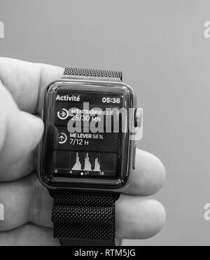 PARIS, Frankreich, 22.September 2017: Neue Apple Watch Serie 3 geht auf Verkauf im Apple Store mit Aktivität und Wecker Stockfoto