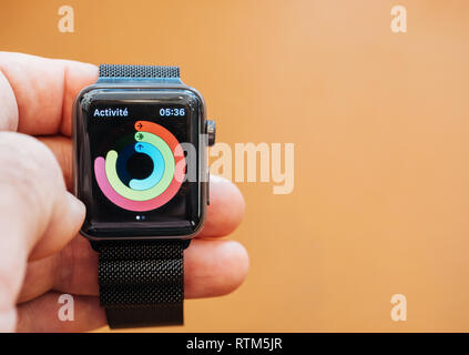 PARIS, Frankreich, 22.September 2017: Neue Apple Watch Serie 3 geht auf Verkauf im Apple Store mit Aktivität app Holding Watch App Stockfoto