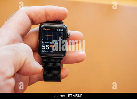 PARIS, Frankreich, 22.September 2017: Neue Apple Watch Serie 3 geht auf Verkauf im Apple Store mit BPM Herzfrequenz Erwerbsquote Stockfoto