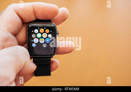 PARIS, Frankreich, 22.September 2017: Neue Apple Watch Serie 3 geht auf Verkauf im Apple Store mit Hand, die die App mit Startseite Stockfoto