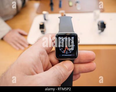 PARIS, Frankreich, 22.September 2017: Neue Apple Watch Serie 3 geht auf Verkauf im Apple Store mit tachymeter Watch face Sport Business Stockfoto