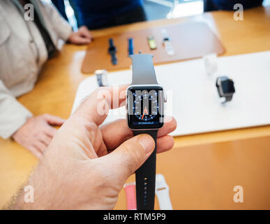 PARIS, Frankreich, 22.September 2017: Neue Apple Watch Serie 3 geht auf Verkauf im Apple Store mit tachymeter Watch face Sport Business Stockfoto