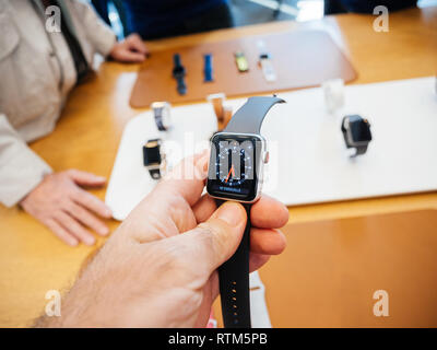 PARIS, Frankreich, 22.September 2017: Neue Apple Watch Serie 3 geht auf Verkauf im Apple Store mit tachymeter Watch face Sport Business Stockfoto