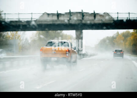 BASEL, SCHWEIZ - 11.11.2017: Ford Ranger Pick-up Fahren auf Heavy Rain auf Schweizer Autobahn Autobahn Stockfoto