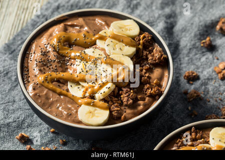 Hausgemachte Schokolade Smoothie Schüssel mit Banane und Erdnussbutter Stockfoto