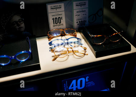 Straßburg, Frankreich - 21 November, 2017: Bunte modische Acetat optischen Gläsern und Verkauf bietet in französischer Hersteller store Fenster Stockfoto