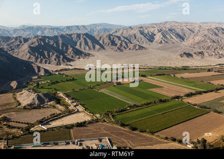 Luftaufnahme des kultivierten und erodierten Ländereien rund um die Stadt Nazca, Peru Stockfoto