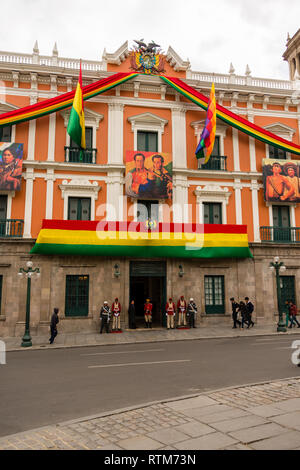 Die bolivianische Palast der Regierung, besser bekannt als Palacio Quemado (Spanisch: [paˈlasjo keˈmaðo], Palast verbrannt), die offizielle Residenz ist der Presi Stockfoto