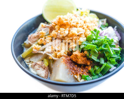 Shred Huhn instant Nudeln mit Knoblauch frittierte. Chili Pulver, Zitrone, Frühlingszwiebel und heiße Suppe mit Gewürzen in eine Schüssel am weißen Tisch Stockfoto