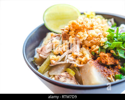 Shred Huhn instant Nudeln mit Knoblauch frittierte. Chili Pulver, Zitrone, Frühlingszwiebel und heiße Suppe mit Gewürzen in eine Schüssel am weißen Tisch Stockfoto