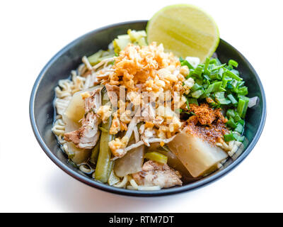 Shred Huhn instant Nudeln mit Knoblauch frittierte. Chili Pulver, Zitrone, Frühlingszwiebel und heiße Suppe mit Gewürzen in eine Schüssel am weißen Tisch Stockfoto