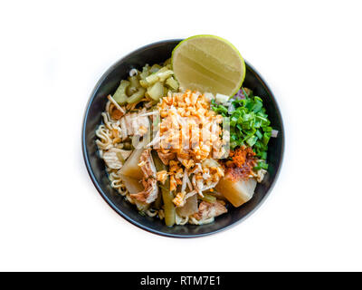 Shred Huhn instant Nudeln mit Knoblauch frittierte. Chili Pulver, Zitrone, Frühlingszwiebel und heiße Suppe mit Gewürzen in eine Schüssel am weißen Tisch Stockfoto