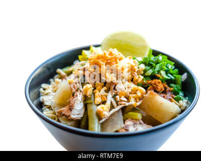 Shred Huhn instant Nudeln mit Knoblauch frittierte. Chili Pulver, Zitrone, Frühlingszwiebel und heiße Suppe mit Gewürzen in eine Schüssel am weißen Tisch Stockfoto