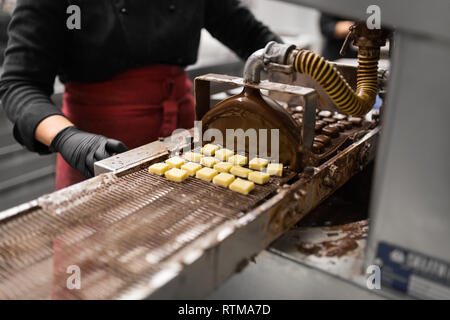 Bonbons mit Schokolade Beschichtungsanlage Stockfoto