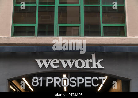 Ein Zeichen gibt die Position eines WeWork co-Arbeitsraum Lage im Dumbo Nachbarschaft von Brooklyn in New York am Samstag, 23. Februar 2019. (© Richard B. Levine) Stockfoto