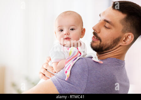 Vater mit kleines Mädchen zu Hause Stockfoto