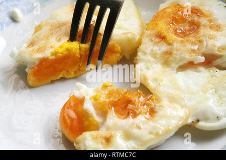 Spiegeleier auf einem Teller. Frisch zubereitete Frühstück. Gute gesunde Ernährung in den Morgen. Stockfoto
