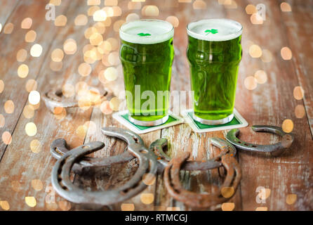 Gläser Grün Bier mit Shamrock Stockfoto