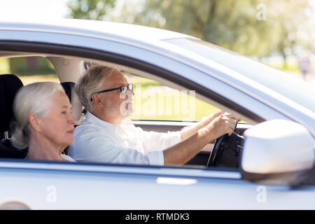 Gerne älteres Paar fahren im Auto. Stockfoto