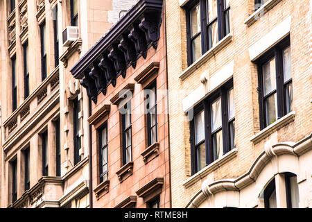 Zeile des alten New York City Apartment Gebäude, Fassaden einschließlich BROWNSTONES Stockfoto