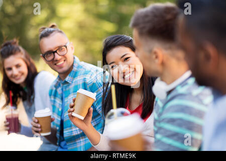 Freunde trinken Kaffee und Saft im Gespräch in Stadt Stockfoto