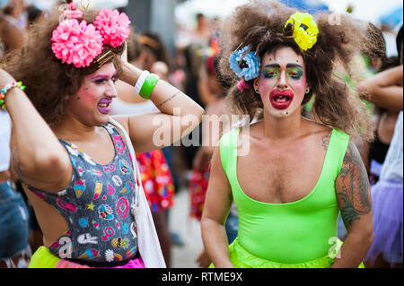 RIO DE JANEIRO - 11. FEBRUAR 2017: Brasilianische Männer Karneval in Parodie Kostüme feiern mit bunten Make-up, Kleider, und Perücken in Ipanema. Stockfoto