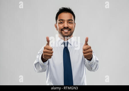 Indischer Geschäftsmann mit Daumen hoch Stockfoto