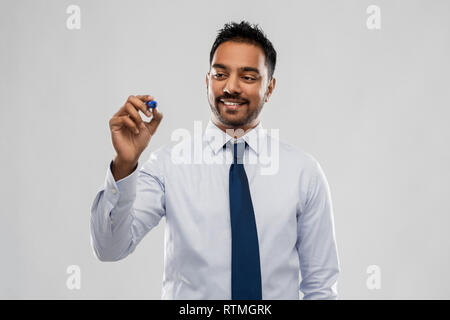 Indischer Geschäftsmann im Hemd mit Krawatte in Grau Stockfoto