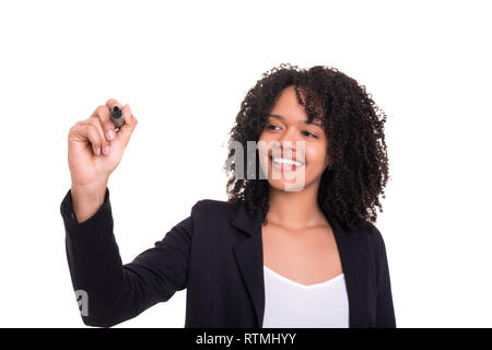 Einen schönen African Business Frau schreiben mit Marker auf virtuellen Bildschirm, über Weiß isoliert Stockfoto