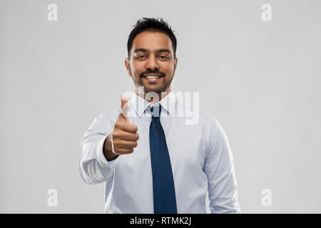 Indischer Geschäftsmann mit Daumen hoch Stockfoto