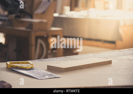 Metallsäge für Holz auf Tischler Workbench. Schreinerei. Tischler Werkzeuge. Sägemehl. DIY-Konzept Stockfoto