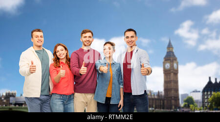 Eine Gruppe von Freunden mit Daumen hoch über London Stockfoto