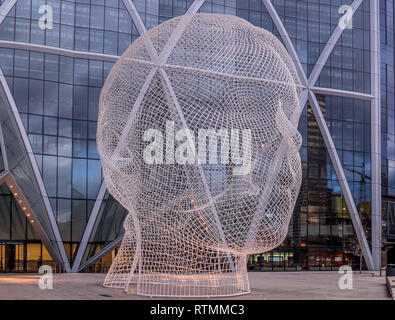 Wunderland Skulptur von Jaume Plensa vorne im Bug Turm am 6. November 2016 in Calgary, Alberta, Kanada. Jaume Plensa ist ein Katalanisch Spanisch Stockfoto