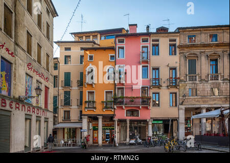 VICENZA, Italien - 29 Dezember, 2018: Die bunten Häuser der Delle Biade Square in der Nähe der Piazza dei Signori - Vicenza, Italien Stockfoto