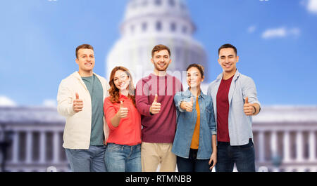 Freunde zeigen Daumen hoch über Capitol Building Stockfoto