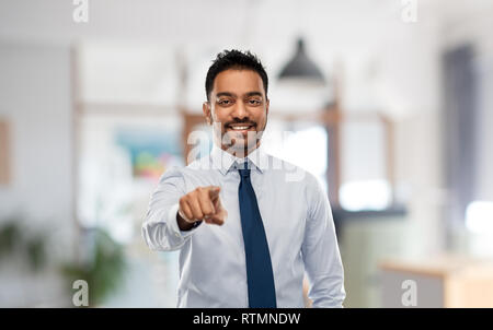 Geschäftsmann zu Ihnen zeigt über Amt Stockfoto