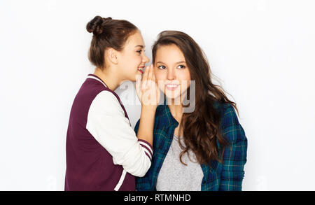 Jugendmädchen klatschen oder teilen Geheimnisse Stockfoto