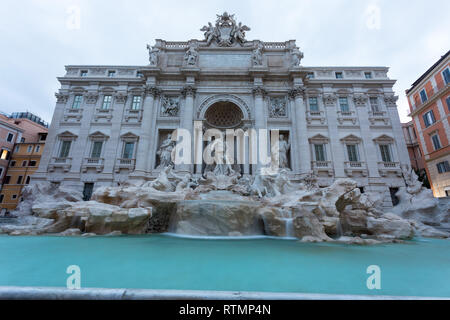 Der Trevi Brunnen am Morgen, Rom, Italien. Rom barocke Architektur und Sehenswürdigkeiten. Rom Trevi Brunnen ist eine der wichtigsten Sehenswürdigkeiten von Rom und Ita Stockfoto