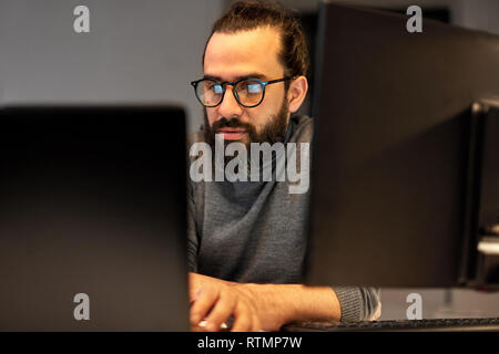 Nahaufnahme der kreativen Mann in der Nacht die Arbeit im Büro Stockfoto