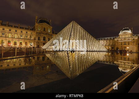 PARIS - OKTOBER 6, 2018 Louvre museum in der Dämmerung im Sommer. Louvre Museum ist eines der größten Museen der Welt, jedes Jahr Museum visits Mehr als 8. Stockfoto